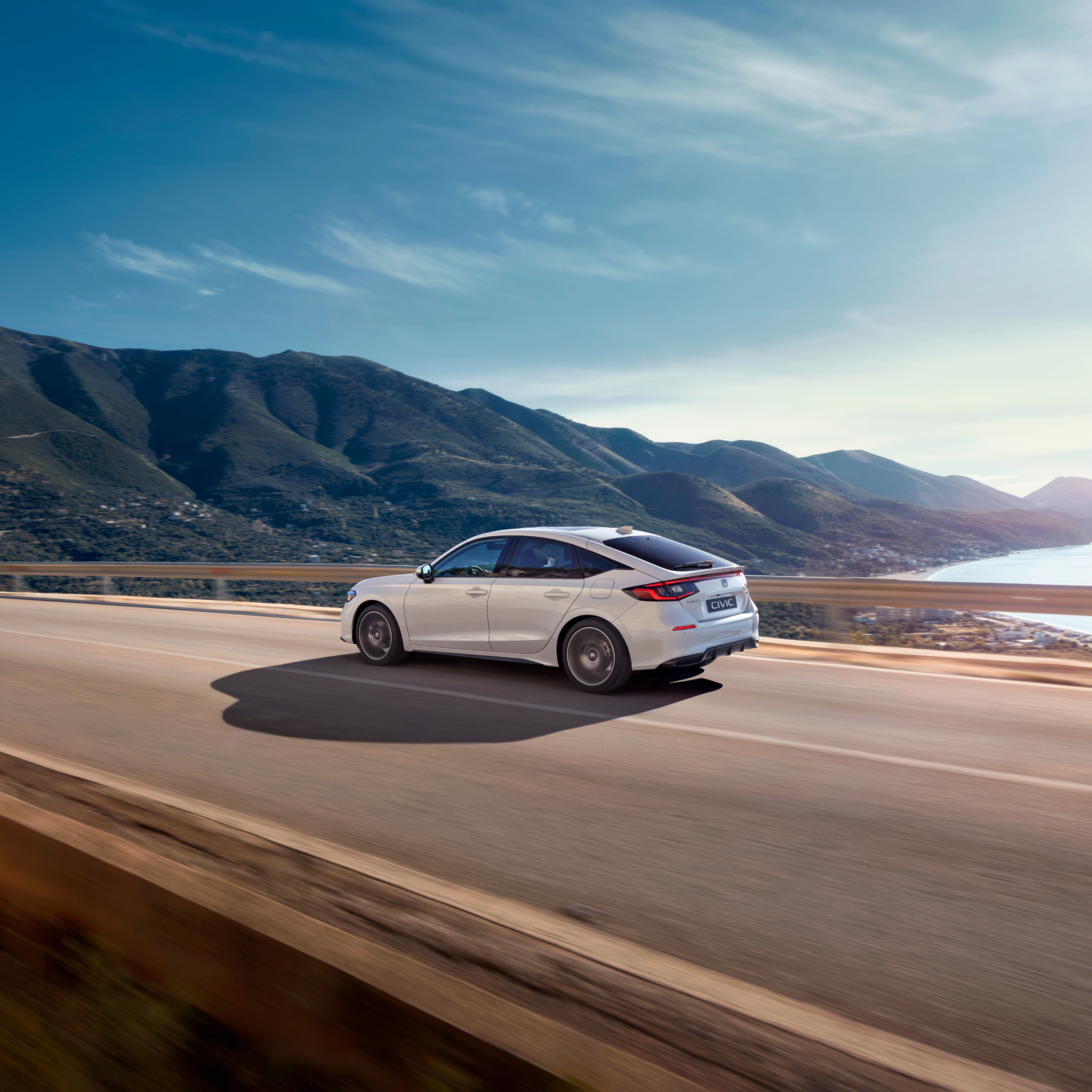 Honda Civic Hybrid roulant sur une autoroute, sur une route panoramique.